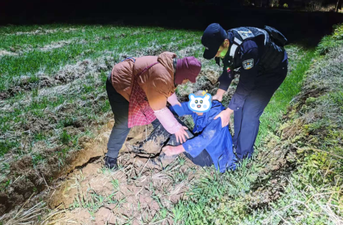 廬江公安，雨夜暖心救援83歲走失老人！